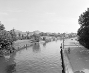 71919 Gezicht over de Vecht te Utrecht, vanaf de Vechtbrug (spoorbrug), met rechts de Lagenoord en links de Lauwerecht ...